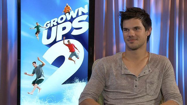Im Interview erklärt uns "Kindsköpfe 2"-Neuling Taylor Lautner, warum er bei diesem Dreh anfangs so nervös war und wieso er sich das Lachen so selten verkneifen konnte. Salma Hayek dagegen erzählt, wie fest sie mit den anderen Darstellern seit dem ersten Teil verbunden ist.