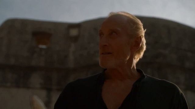 Deleted-Scene von der dritten Staffel, die auf der Blu-ray bzw. DVD zu sehen sein wird und bereits auf der Comic-Con 2013 präsentiert wurde: Darin unterhalten sich Tywin Lannister (Charles Dance) und Maester Pycelle (Julian Glover).
Tywin Lannister (Charles Dance) and Maester Pycelle (Julian Glover). - See more at: http://www.joblo.com/movie-news/check-out-the-deleted-scene-from-season-3-of-game-of-thrones-that-was-shown-at-comic-con#sthash.jzU60DXG.dpuf
Tywin Lannister (Charles Dance) and Maester Pycelle (Julian Glover). - See more at: http://www.joblo.com/movie-news/check-out-the-deleted-scene-from-season-3-of-game-of-thrones-that-was-shown-at-comic-con#sthash.jzU60DXG.dpuf