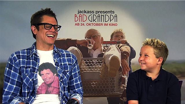 In der neuen Rentner-Komödie "Jackass: Bad Grandpa" strapaziert Johnny Knoxville als streitwütiger Opa, wieder die Nerven der Bevölkerung, an seiner Seite Enkel Billy (Jackson Nicoll)...Uns verraten die beiden Hauptdarsteller, wer auf wen aufpassen musste und warum dieser "Jackass"-Film mal was ganz anderes ist.