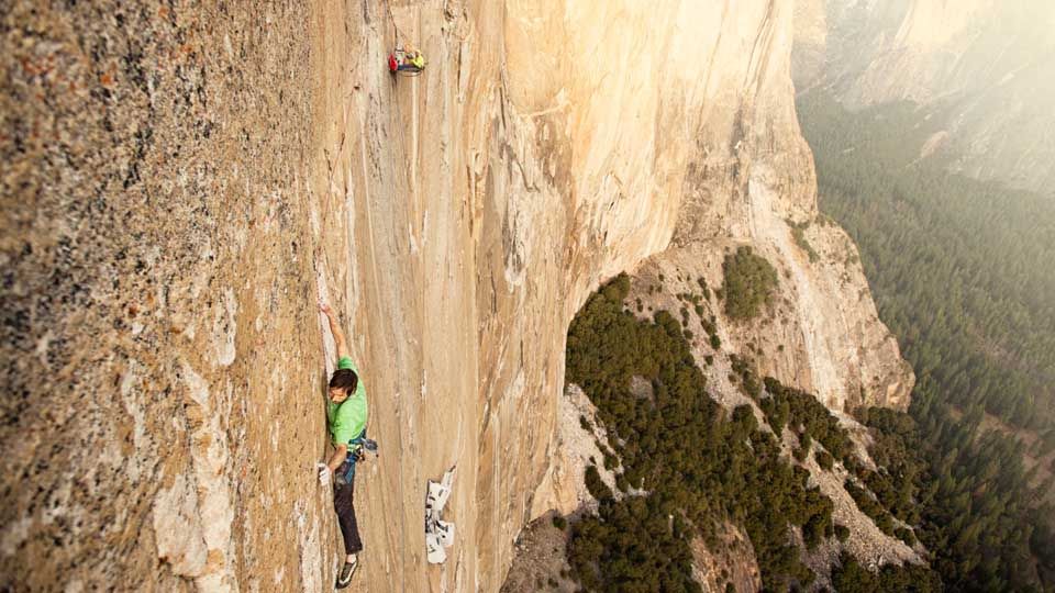 Durch die Wand Trailer - Durch die Wand Trailer DF - FILMSTARTS.de